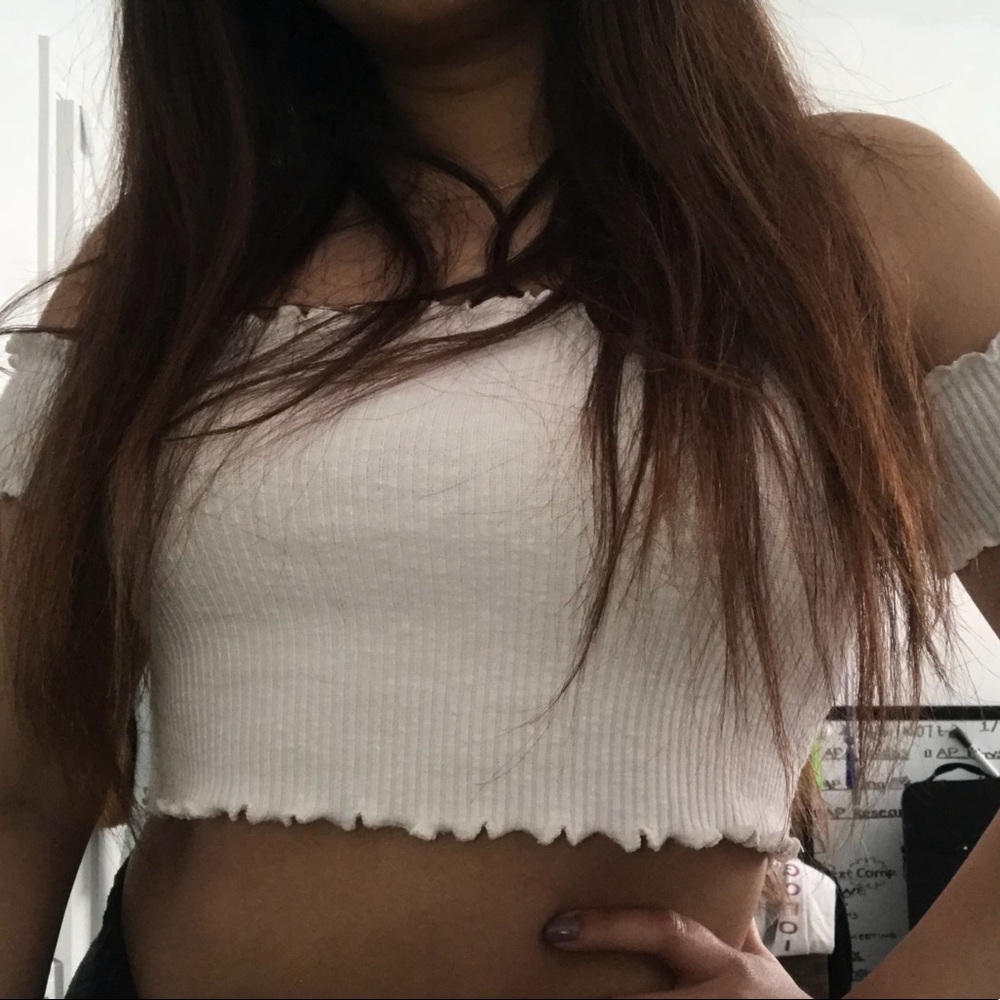 White Ruffle Ribbed Crop Top - Picture 4 of 4